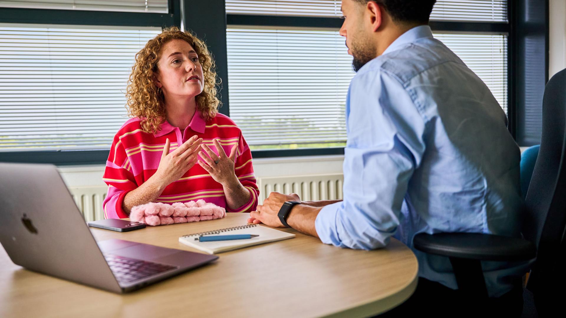 vrouw in gesprek met deskundige