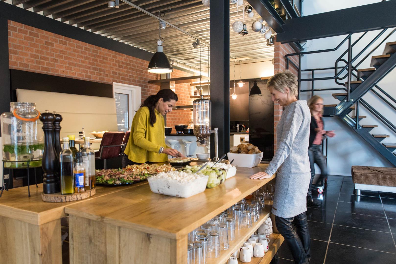 2.	In de brasserie wordt elke dag een gezonde lunch geserveerd. Op dinsdag kookt vitaliteitscoach Ilham Harchaoui van Perfectly Healthy.