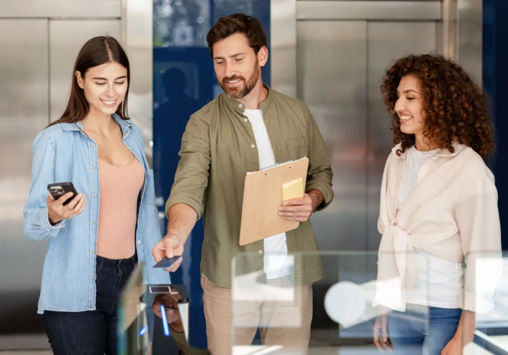 Preventiemedewerker geeft instructies op kantoor