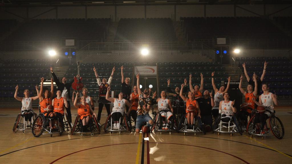 Nederlands dames rolstoelbasketbalteam samen met band Enorm