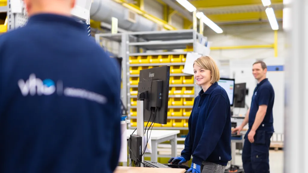 Mensen aan het werk bij het bedrijf