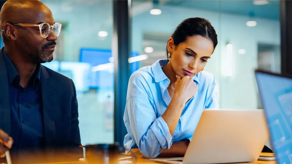 Vrouw op kantoor met laptop