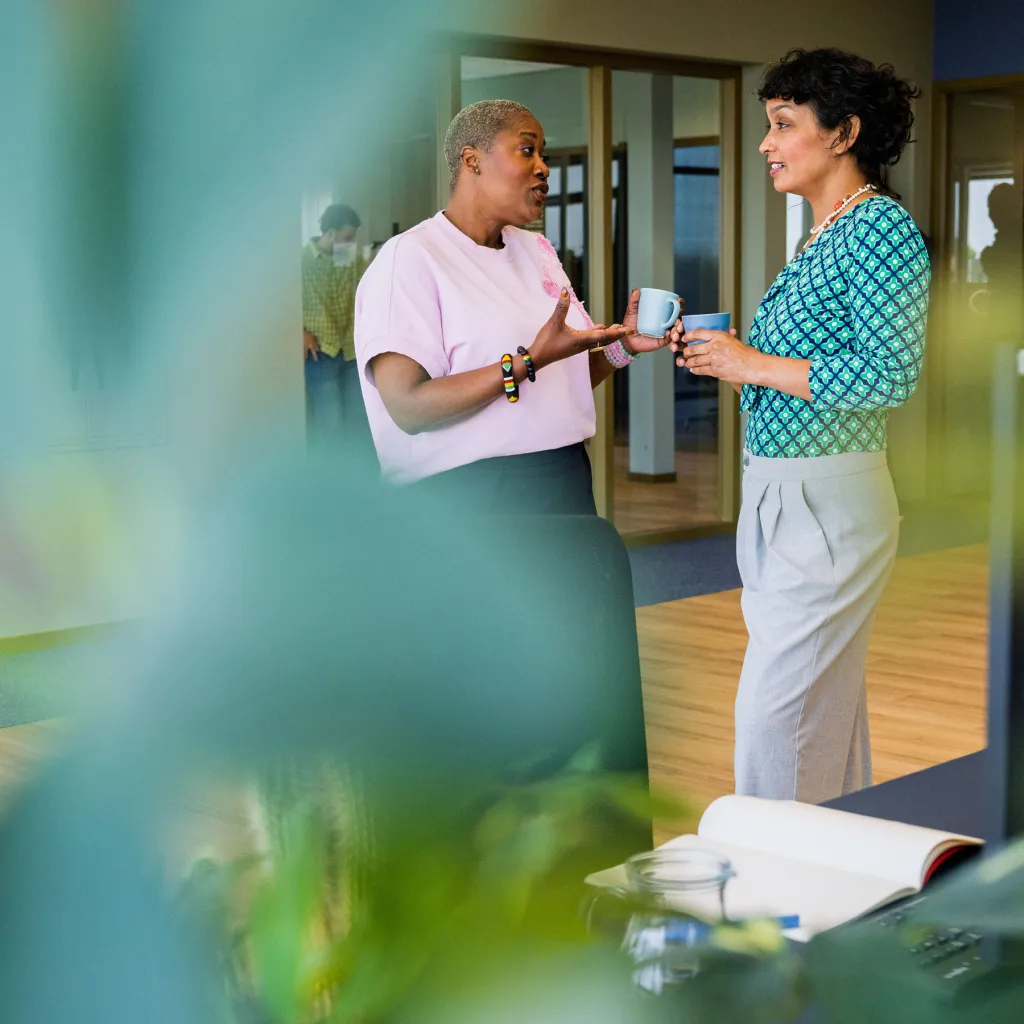 Vrouwen in gesprek op kantoor