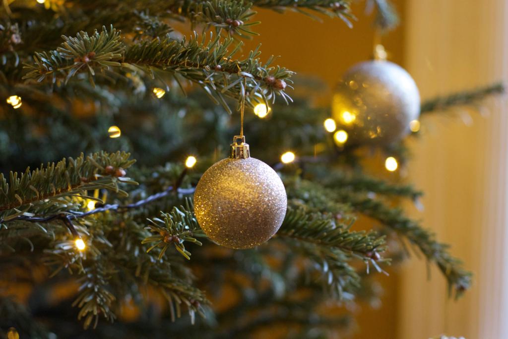 Kerstboom met gouden kerstballen