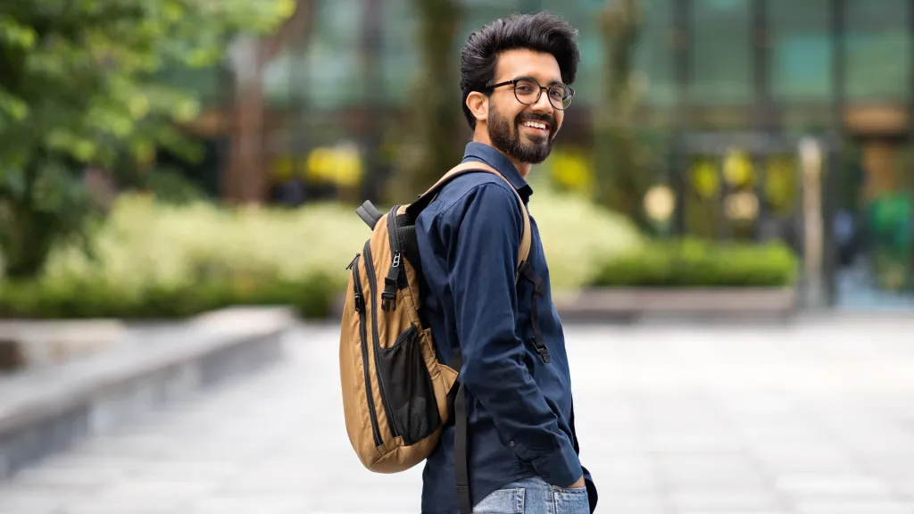 Man met rugzak die wandelt naar zijn werk