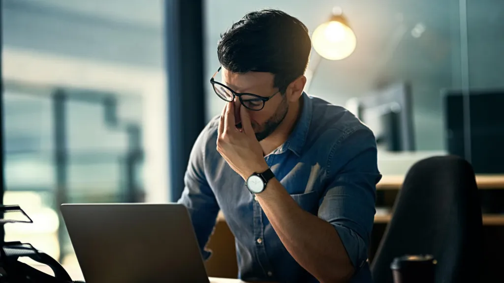 Man met stress achter eiland