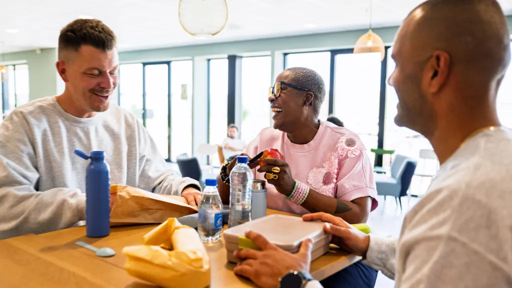 Medewerkers die samen lunchen. 