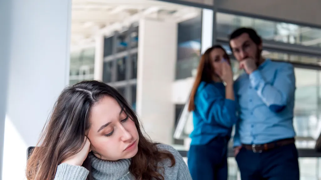 collega's pesten vrouw