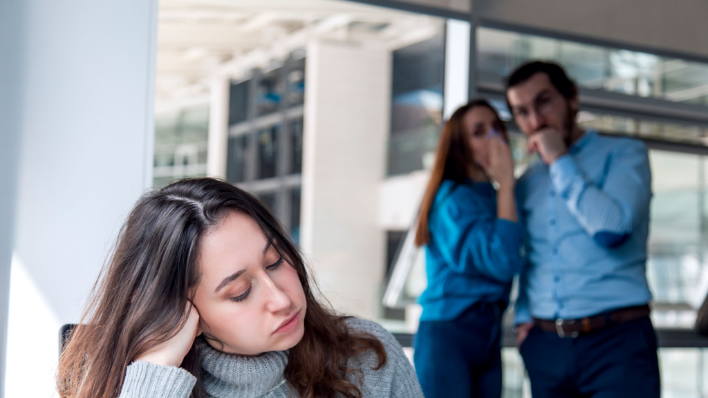 collega's pesten vrouw