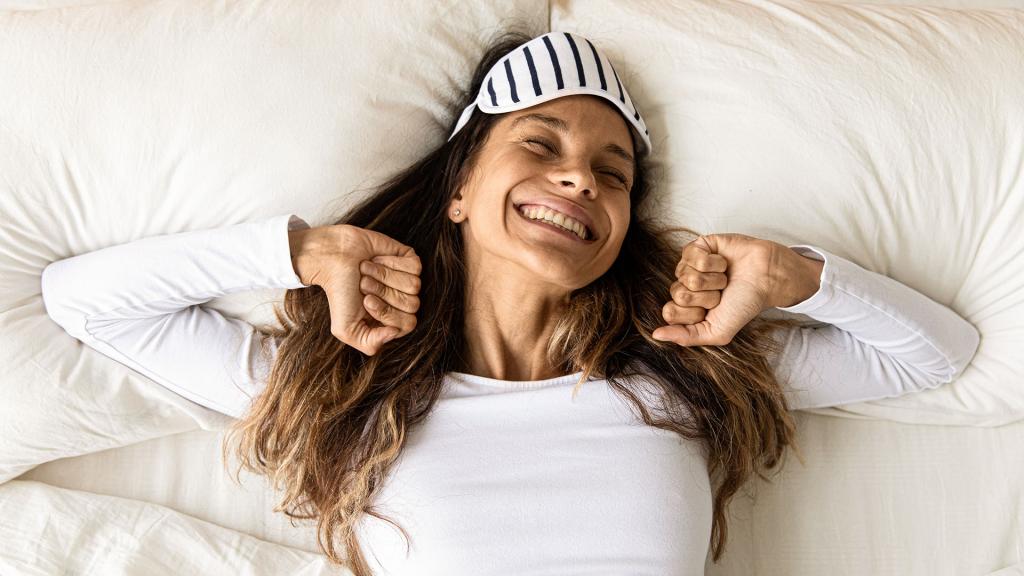 vrolijke ontwakende vrouw