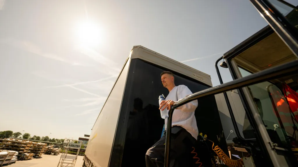 Man in transport buiten. 