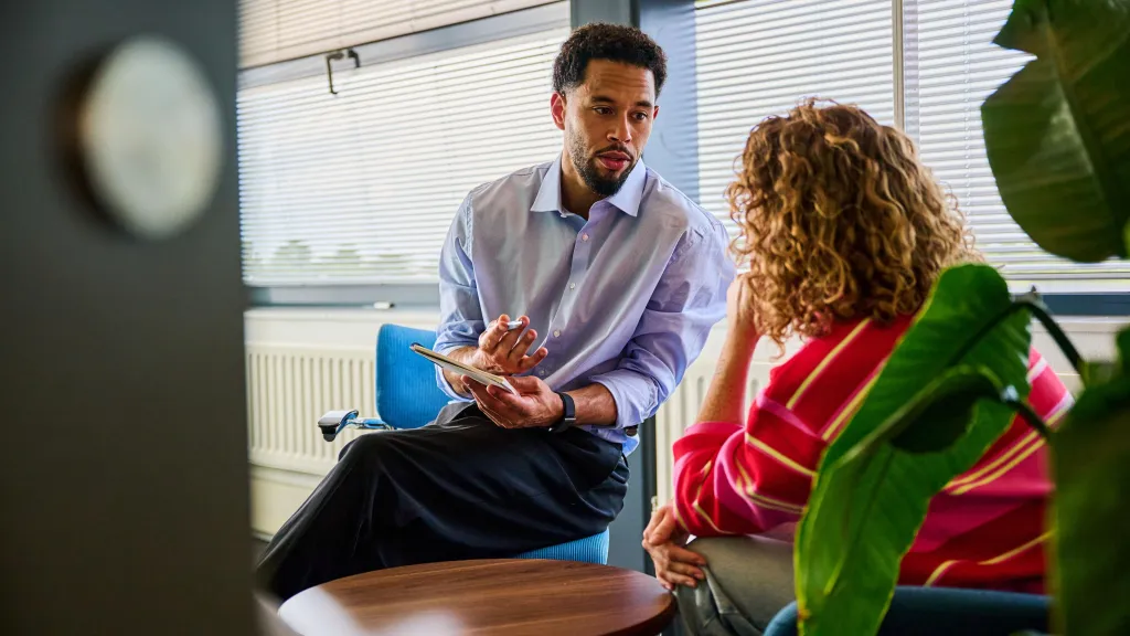 Man en vrouw in gesprek op kantoor