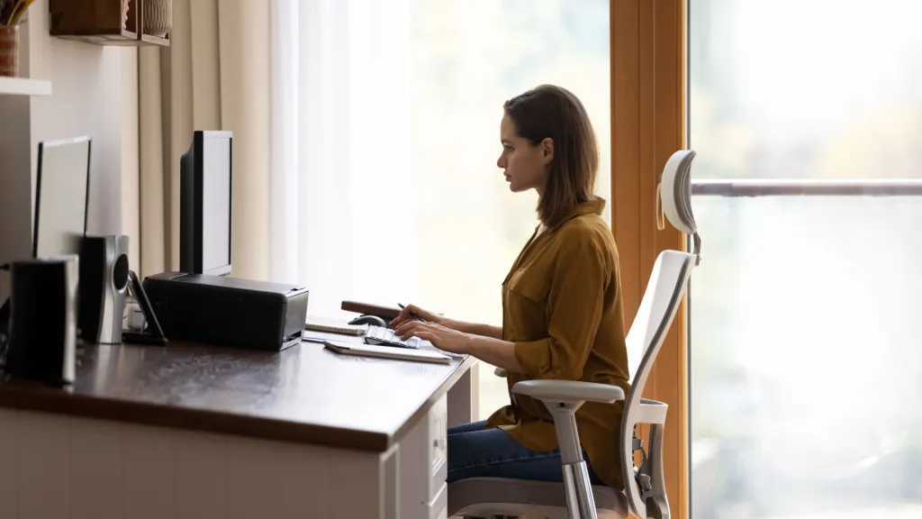 Vrouw met ergonomische thuiswerkplek