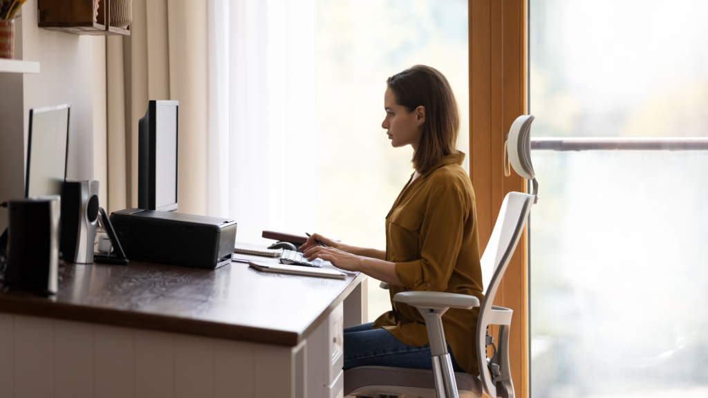 Vrouw met ergonomische thuiswerkplek