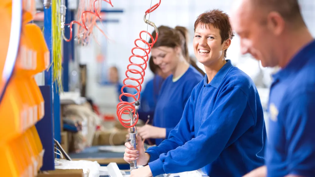 Vrouw die werkt met een machine.