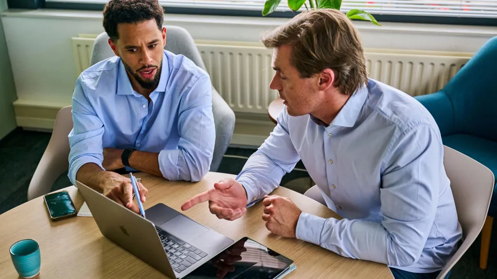 Werkgever in gesprek met werknemer.