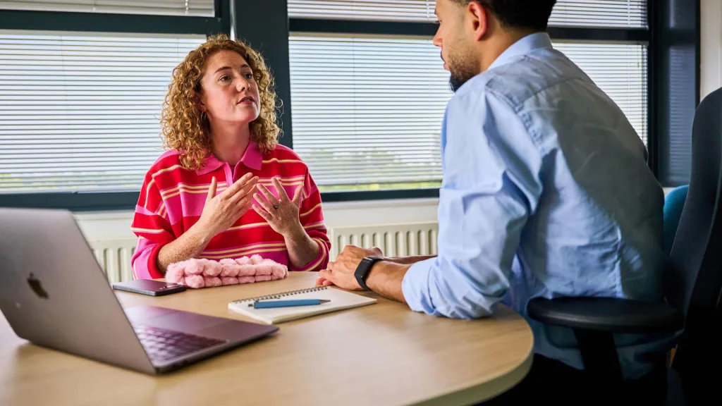vrouw in gesprek met deskundige
