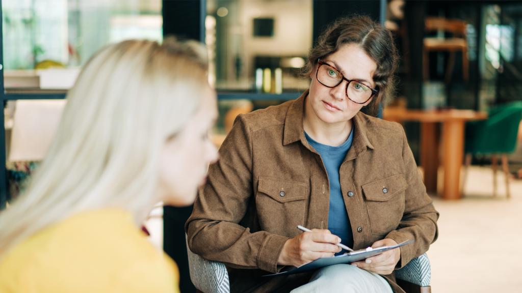 Twee vrouwen in gesprek