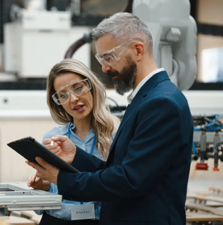 Preventiemedewerker in productieomgeving.