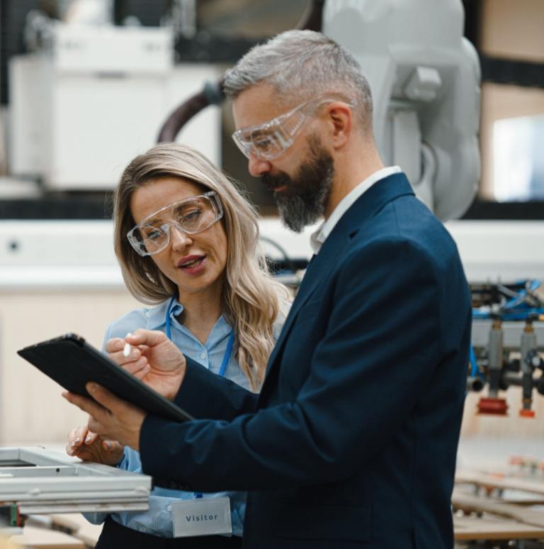 Preventiemedewerker in productieomgeving.