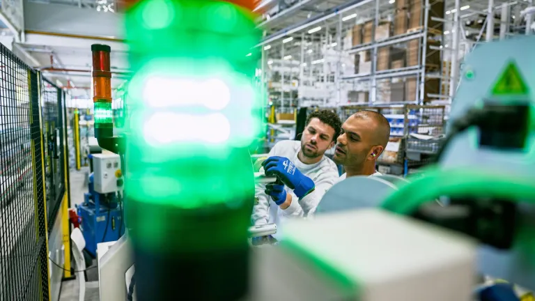 collega's in industriële werkomgeving