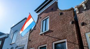 Herenhuis met Nederlandse vlag