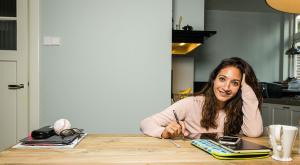 Vrouw aan eetkamertafel