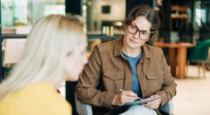 Vrouw in gesprek met bedrijfsarts
