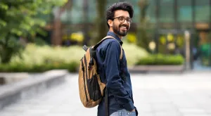 Medewerker loopt naar werk