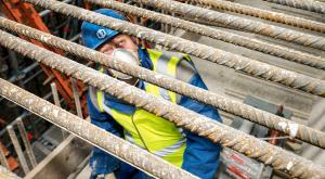 Man onder staalconstructie