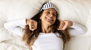 vrolijke ontwakende vrouw