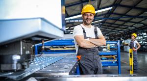 man naast machine in werkplaats