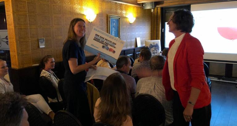 ArboNed bestaat 25 jaar. En wie jarig is, trakteert! Tijdens onze kennissessie “Werken aan preventie met de RI&E” in Assen verloten we eenmalig de dienst Mijn preventie-expert onder alle aanwezigen bij de sessie. Vluchtelingenwerk Noord-Nederland was de gelukkige winnaar. Met Mijn preventie-expert krijgen zij de mogelijkheid kosteloos een dag een ervaren arbo-deskundige een dag mee te laten lopen in het bedrijf. Mevrouw Lieke Scholten van Vluchtelingenwerk Noord-Nederland nam de prijs in ontvangst. Lieke ga