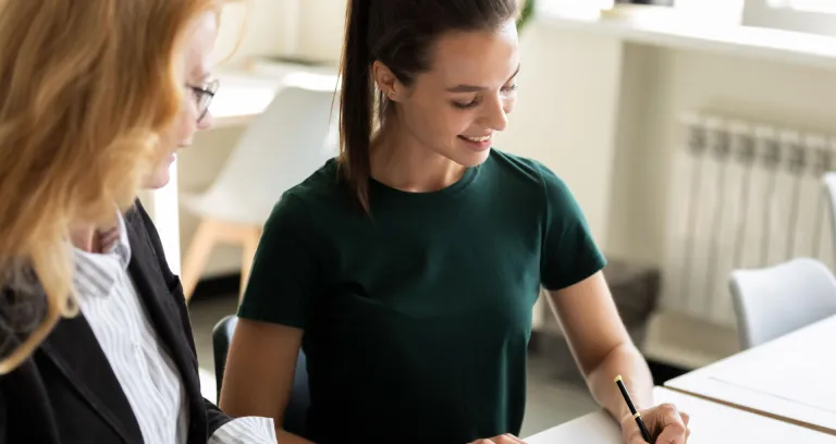 Medewerkers in gesprek met leidinggevenden.