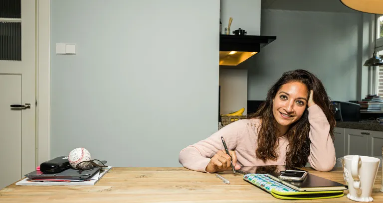 Vrouw aan eetkamertafel