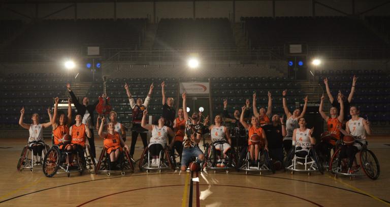 Nederlands dames rolstoelbasketbalteam samen met  band Enorm