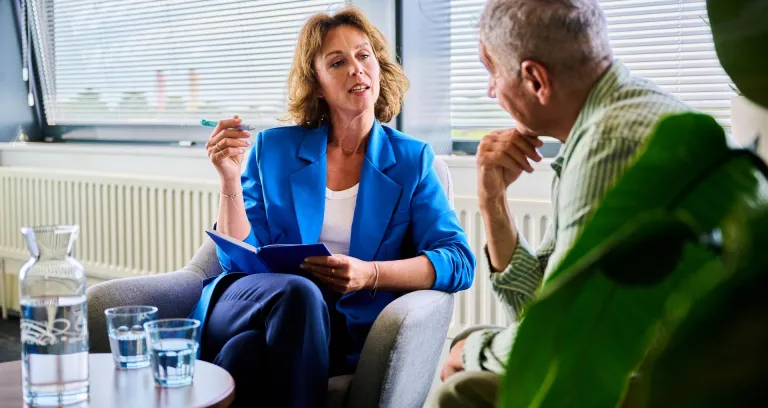 Medewerker in gesprek met bedrijfsarts.