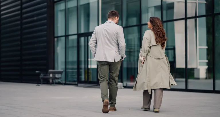 collega's lopen buiten