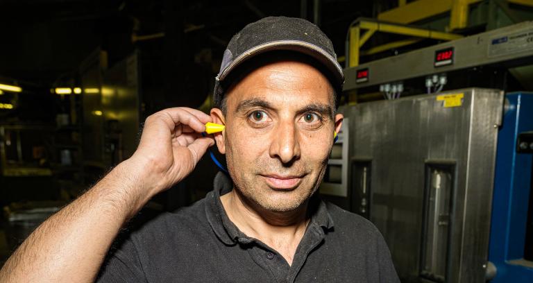 Medewerker met gehoorbescherming.