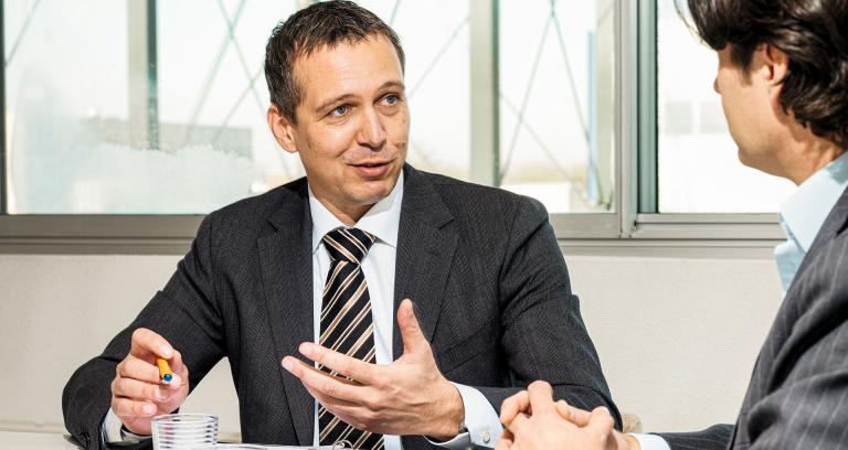 twee mensen in gesprek
