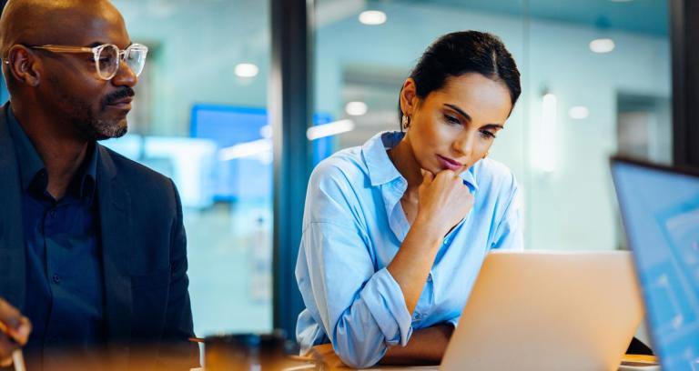 Vrouw op kantoor met laptop