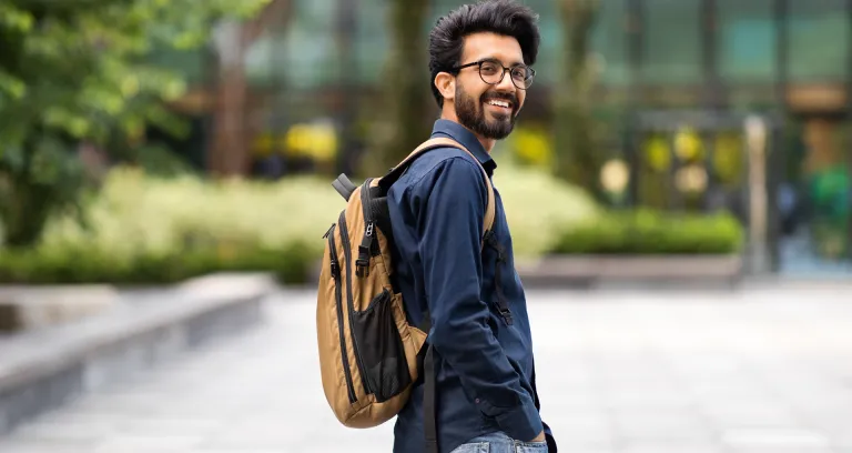 Medewerker loopt naar werk