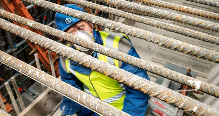 Man onder staalconstructie