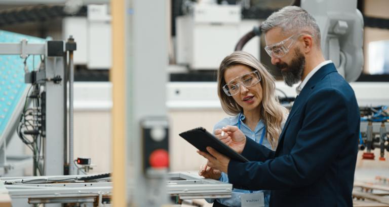 preventiemedewerker geeft instructies aan medewerker