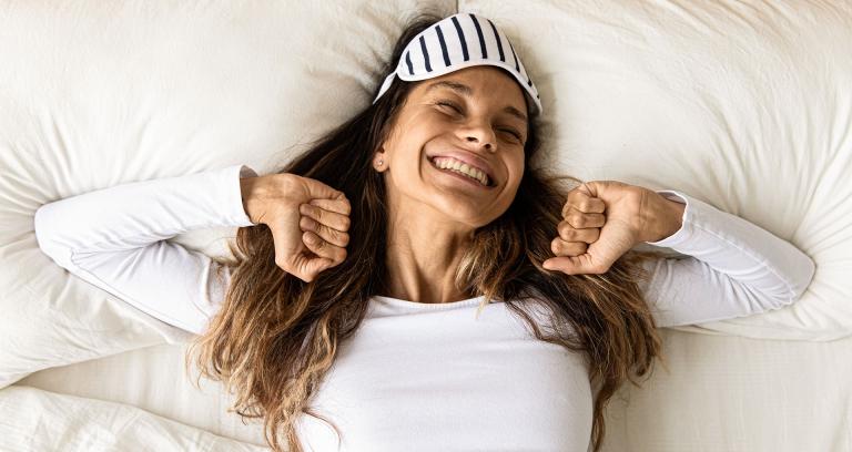 vrolijke ontwakende vrouw