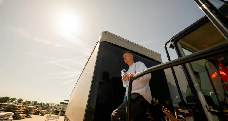 Man in transport buiten. 