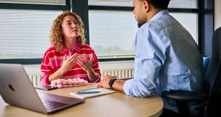 vrouw in gesprek met deskundige