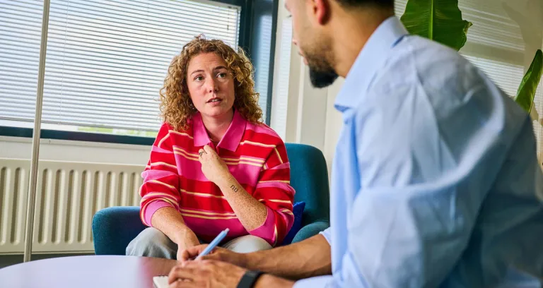 Vrouw in gesprek met vitaliteit- en gezondheidsdeskundige.
