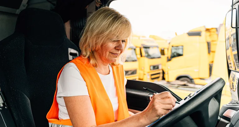 Vrouw in vrachtwagen.