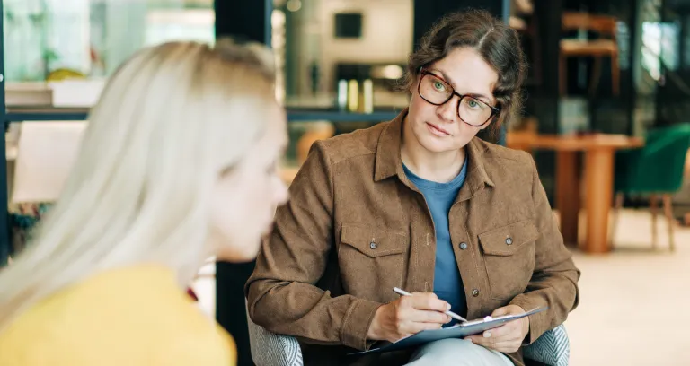 Vrouw in gesprek met bedrijfsarts
